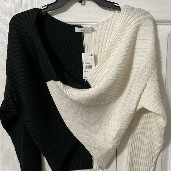 Lush Women’s NWT Twist front Black and White Cropped Sweater size Small - Picture 5 of 12